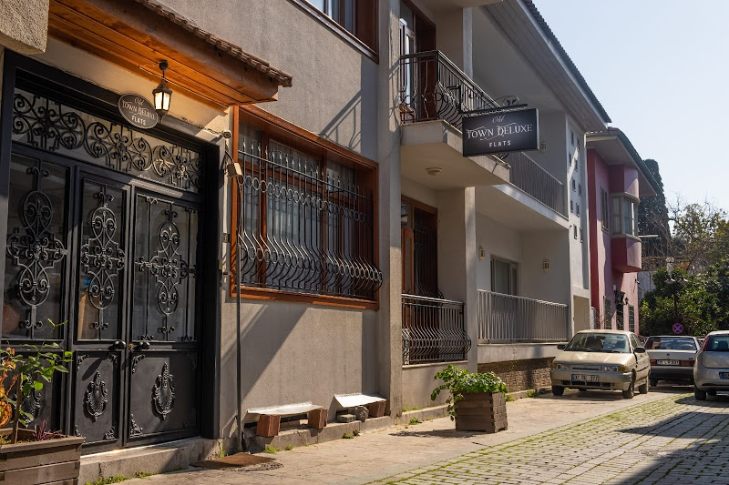 Old Town Deluxe Flats