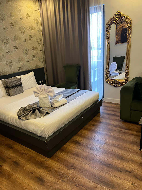 AURA HOTEL