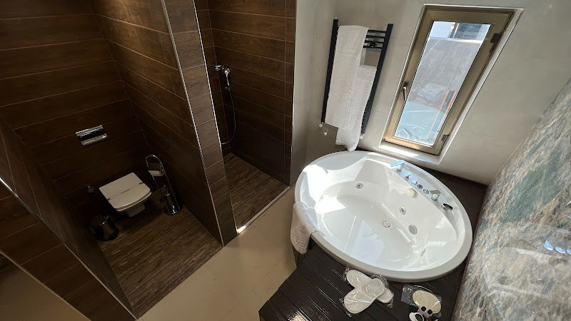 Nira Otel