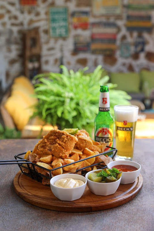 Old House Hostel & Pub